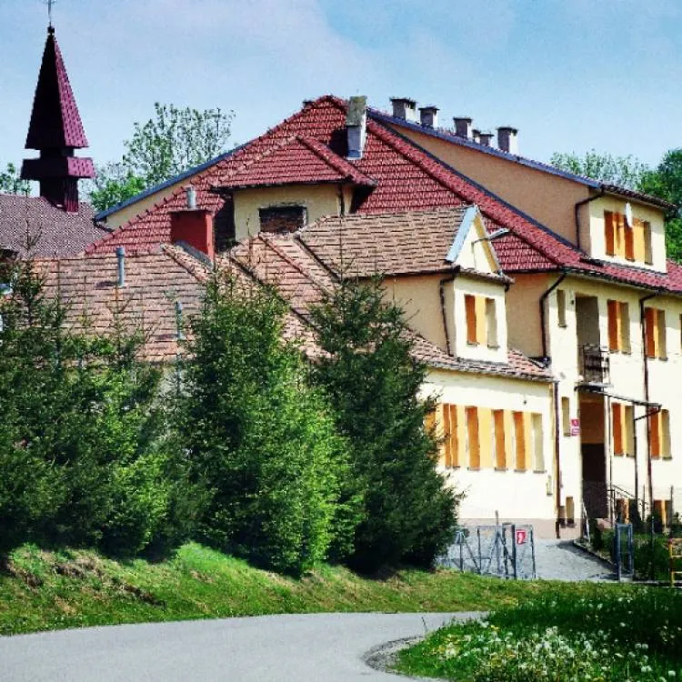 Rozpoczęły się prace remontowe starej szkoły w Gostwicy