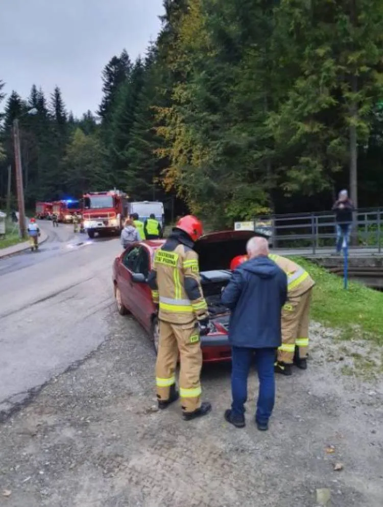Krynica Zdrój: Na ul. Pułaskiego osobówka wypadła z jezdni i wylądowała na dachu w przydrożnym cieku wodnym