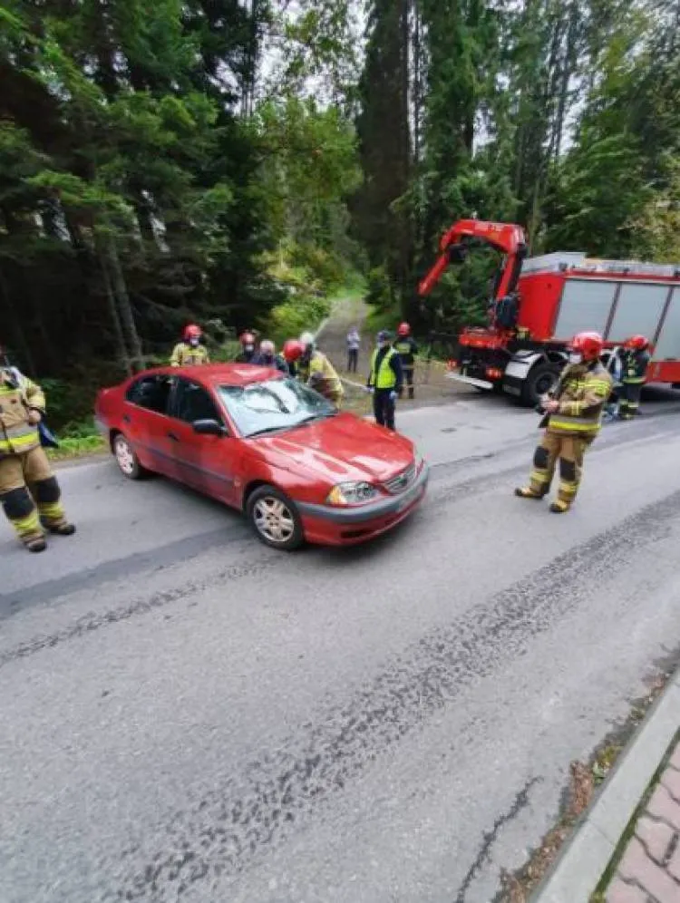 Krynica Zdrój: Na ul. Pułaskiego osobówka wypadła z jezdni i wylądowała na dachu w przydrożnym cieku wodnym
