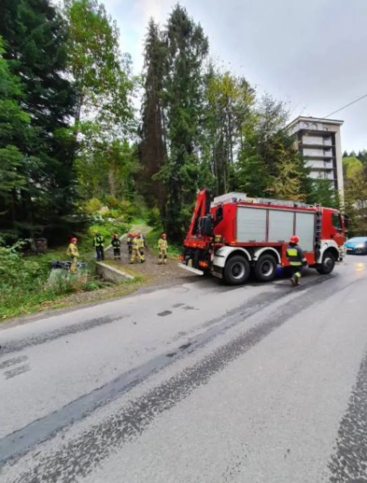 Krynica Zdrój: Na ul. Pułaskiego osobówka wypadła z jezdni i wylądowała na dachu w przydrożnym cieku wodnym