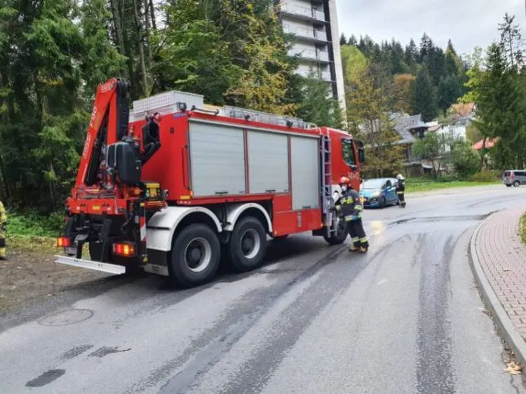 Krynica Zdrój: Na ul. Pułaskiego osobówka wypadła z jezdni i wylądowała na dachu w przydrożnym cieku wodnym