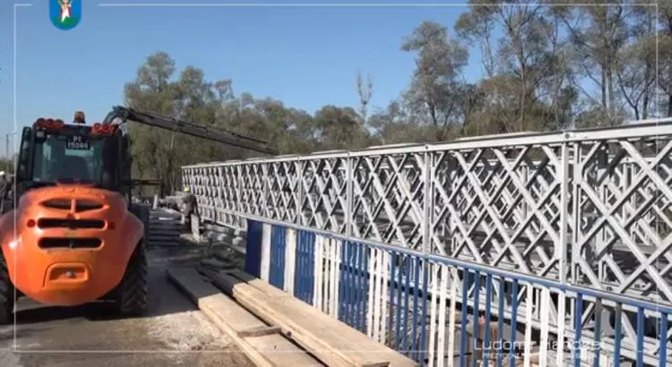 Prace przy budowie mostu tymczasowego na rzece Kamienica idą zgodnie z planem