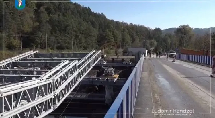 Prace przy budowie mostu tymczasowego na rzece Kamienica idą zgodnie z planem Nowy Sącz