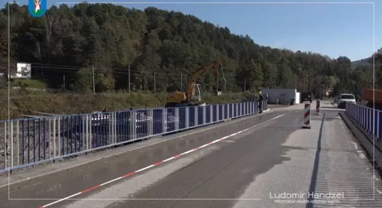 Prace przy budowie mostu tymczasowego na rzece Kamienica idą zgodnie z planem Nowy Sącz