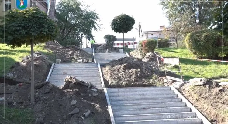 Trwa remont schodów łączących Bulwar Narwiku z ul. Matejki