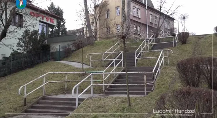 Trwa remont schodów łączących Bulwar Narwiku z ul. Matejki Nowy Sącz