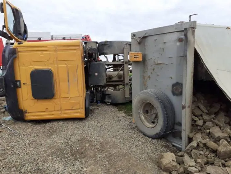 W Rdziostowie ciężarówka przewróciła się na bok