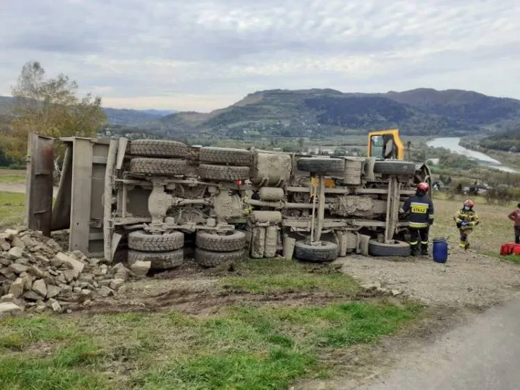 W Rdziostowie ciężarówka przewróciła się na bok