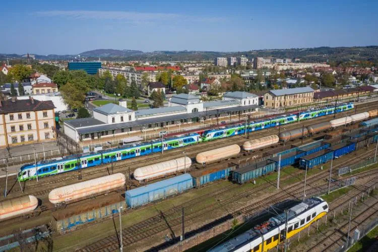 Nowoczesne Impulsy 2 Newagu zamówione przez województwo podkarpackie wyjechały na jazdy próbne w trakcji trzykrotnej