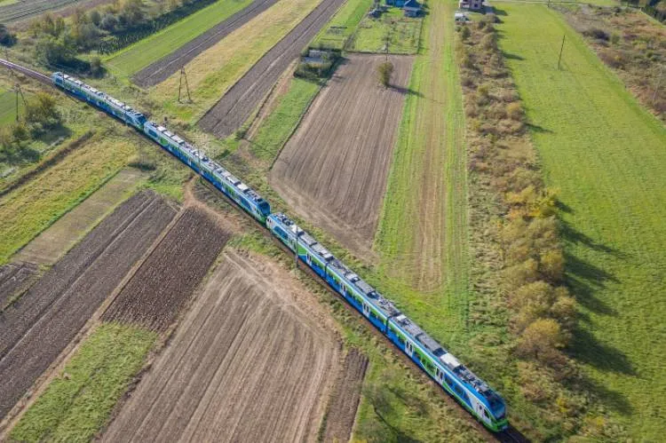 Nowoczesne Impulsy 2 Newagu zamówione przez województwo podkarpackie wyjechały na jazdy próbne w trakcji trzykrotnej