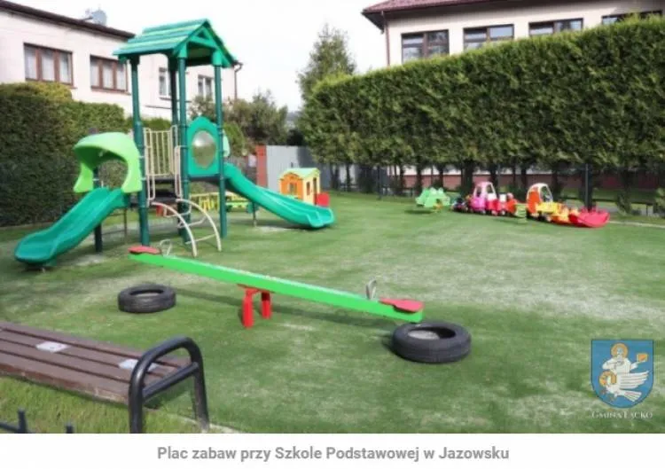 Gmina Łącko realizuje inwestycje na rzecz poprawy bazy infrastruktury szkolnej i sportowej