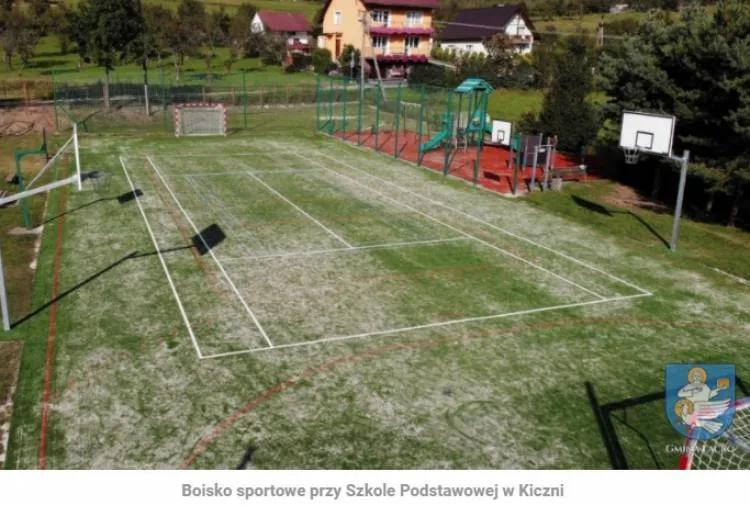 Gmina Łącko realizuje inwestycje na rzecz poprawy bazy infrastruktury szkolnej i sportowej