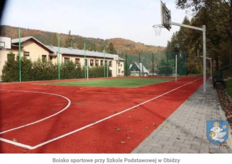 Gmina Łącko realizuje inwestycje na rzecz poprawy bazy infrastruktury szkolnej i sportowej