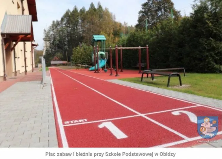 Gmina Łącko realizuje inwestycje na rzecz poprawy bazy infrastruktury szkolnej i sportowej