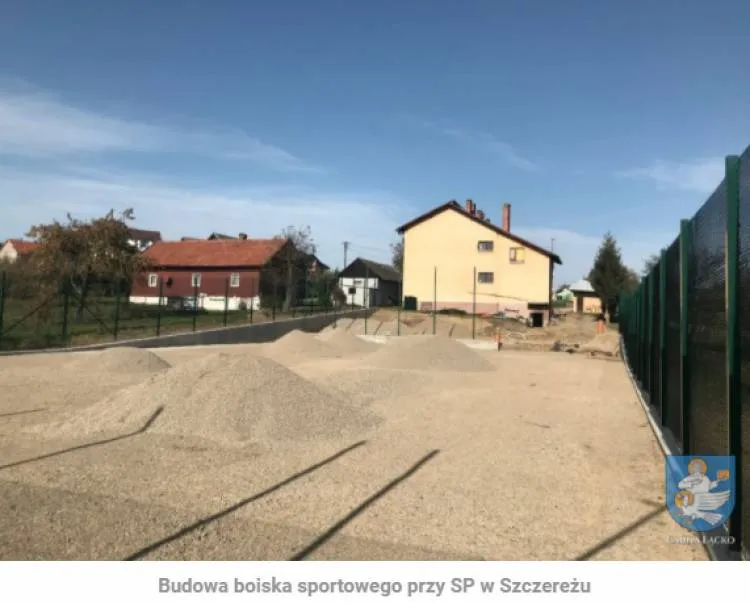 Gmina Łącko realizuje inwestycje na rzecz poprawy bazy infrastruktury szkolnej i sportowej
