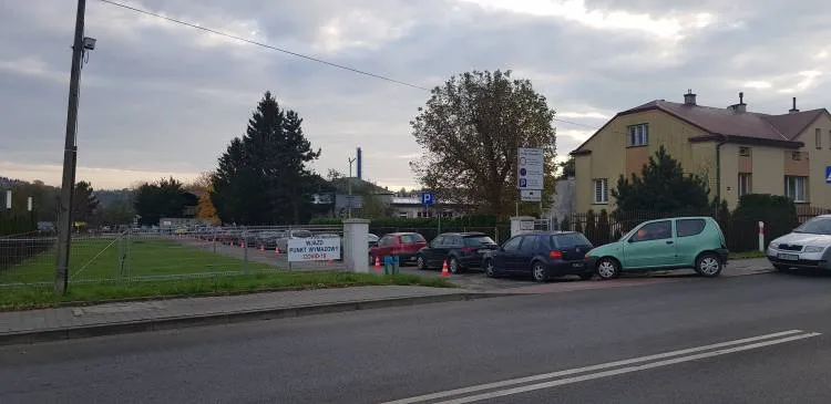 Na terenie szpitala w Gorlicach ruszył drive thru - mobilny punkt pobrań wymazów w kierunku COVID-19