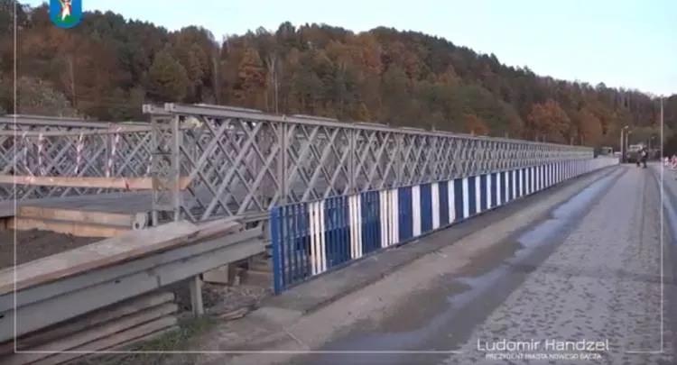 Na budowie mostu tymczasowego na rzece Kamienica trwają prace wykończeniowe