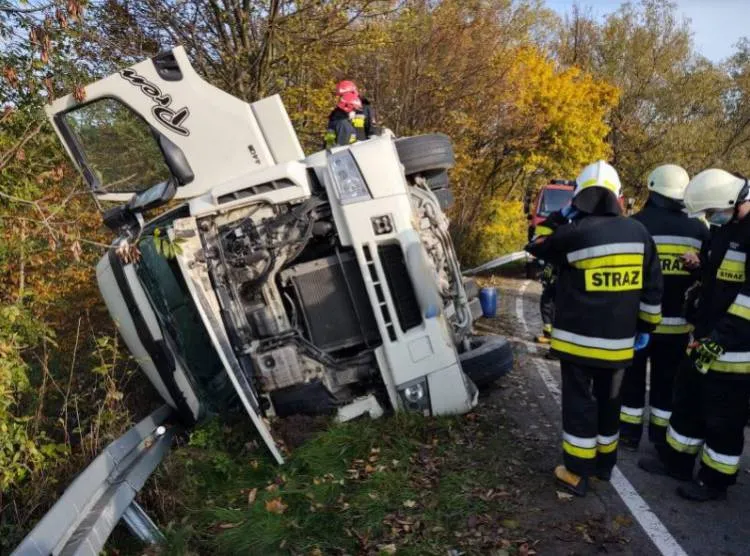 W Trzycierzu ciężarówka przewróciła się na bok. Z jej naczepy na pobocze drogi wysypało się mnóstwo granulatu cementowego