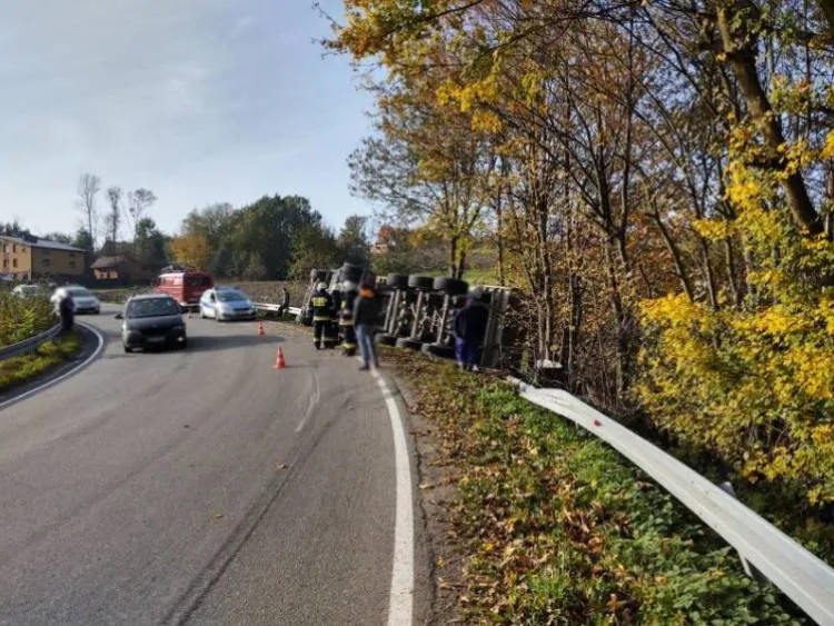 W Trzycierzu ciężarówka przewożąca granulat cementowy przewróciła się na pobocze jezdni