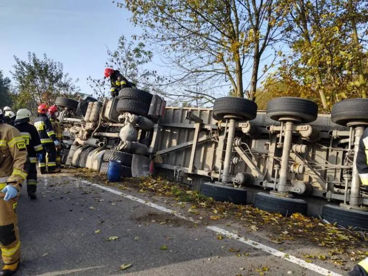 W Trzycierzu ciężarówka przewróciła się na bok. Z jej naczepy na pobocze drogi wysypało się mnóstwo granulatu cementowego