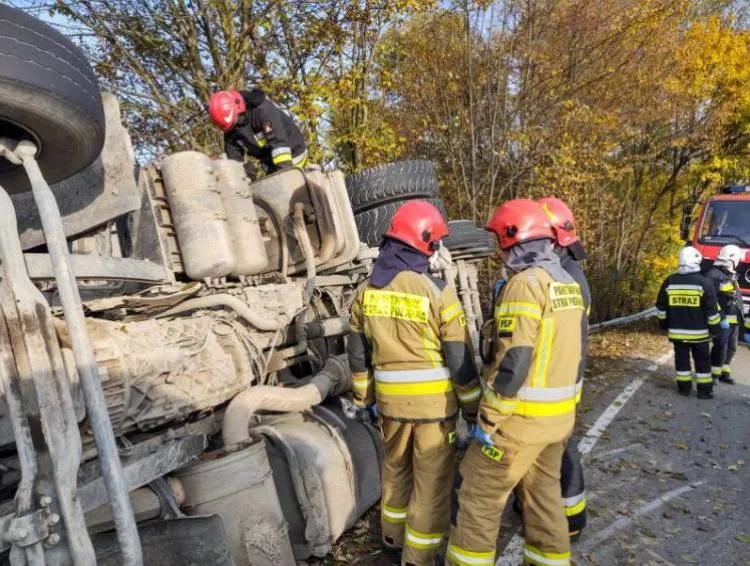 W Trzycierzu ciężarówka przewróciła się na bok. Z jej naczepy na pobocze drogi wysypało się mnóstwo granulatu cementowego