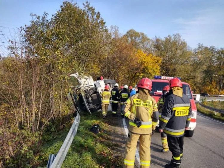 W Trzycierzu ciężarówka przewróciła się na bok. Z jej naczepy na pobocze drogi wysypało się mnóstwo granulatu cementowego
