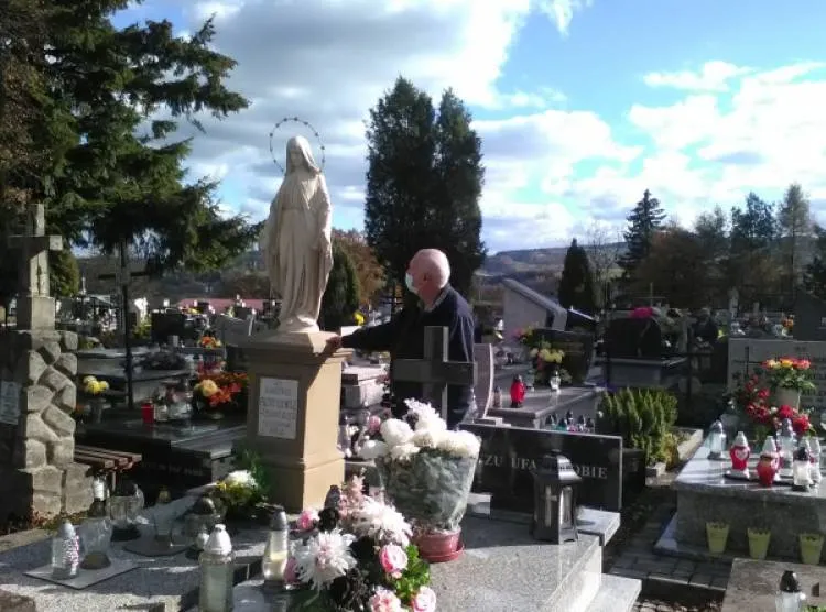 Stary Sącz: Zakończyła się renowacja trzech zabytkowych nagrobków na nowym cmentarzu