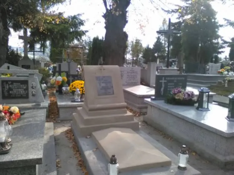 Stary Sącz: Zakończyła się renowacja trzech zabytkowych nagrobków na nowym cmentarzu