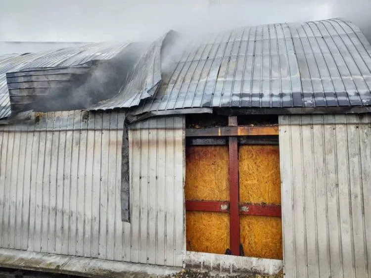 13 zastępów straży gasiło pożar magazynu z materiałem drzewnym na ul. Węgierskiej