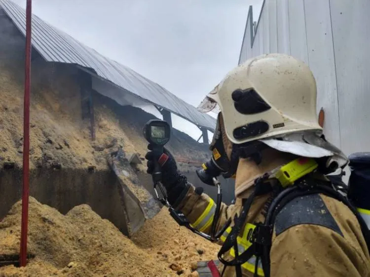 13 zastępów straży gasiło pożar magazynu z materiałem drzewnym na ul. Węgierskiej