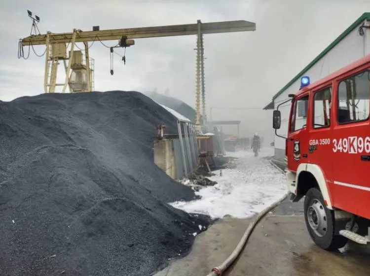 13 zastępów straży gasiło pożar magazynu z materiałem drzewnym na ul. Węgierskiej