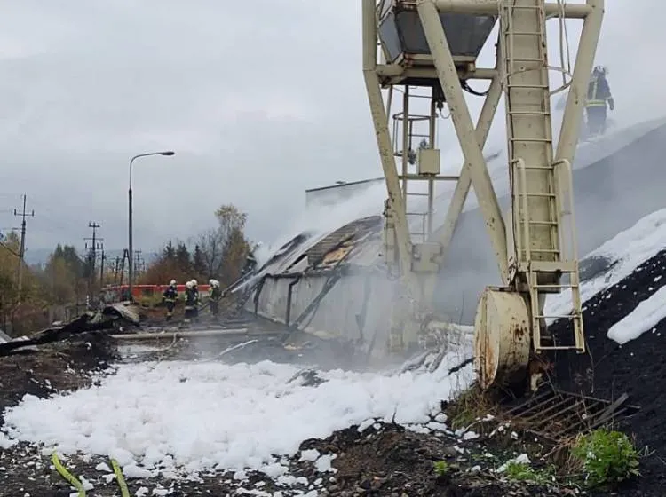 13 zastępów straży gasiło pożar magazynu z materiałem drzewnym na ul. Węgierskiej