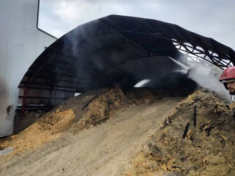 13 zastępów straży gasiło pożar magazynu z materiałem drzewnym na ul. Węgierskiej