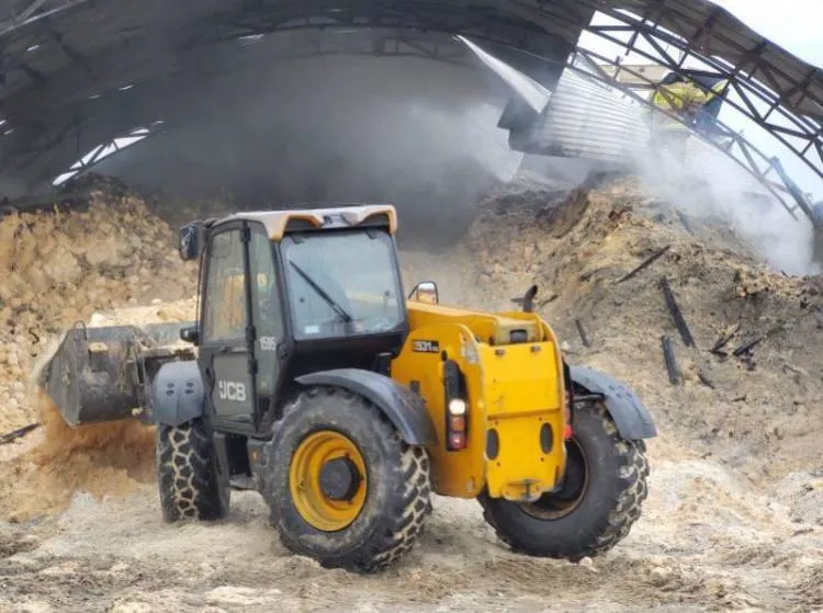 13 zastępów straży gasiło pożar magazynu z materiałem drzewnym na ul. Węgierskiej