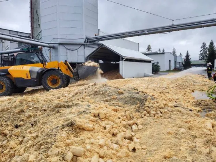 13 zastępów straży gasiło pożar magazynu z materiałem drzewnym na ul. Węgierskiej