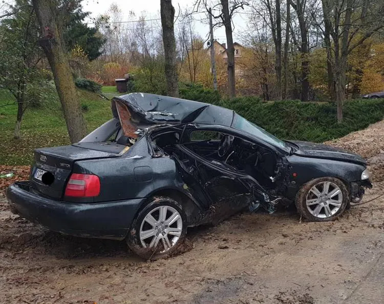 Wypadek w Libuszy: Osobówka wypadła z drogi i uderzyła w drzewo