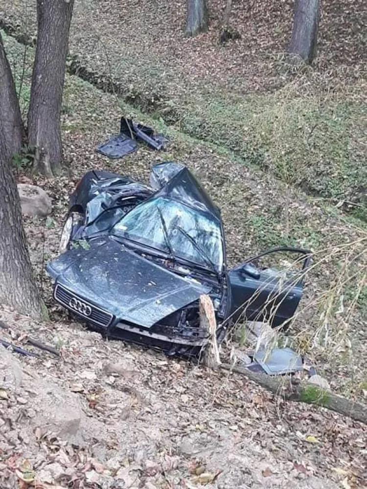 Wypadek w Libuszy: Osobówka wypadła z drogi i uderzyła w drzewo