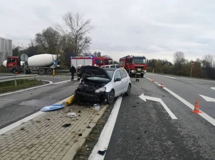 Kolizja dwóch samochodów w Stadłach. Jedna osoba trafiła do szpitala
