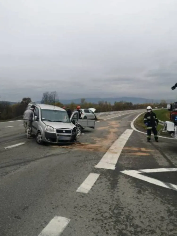 Kolizja dwóch samochodów w Stadłach. Jedna osoba trafiła do szpitala