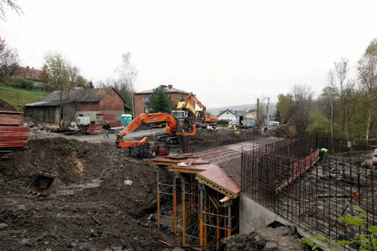 Trwają prace przy budowie mostu w Ubiadzie