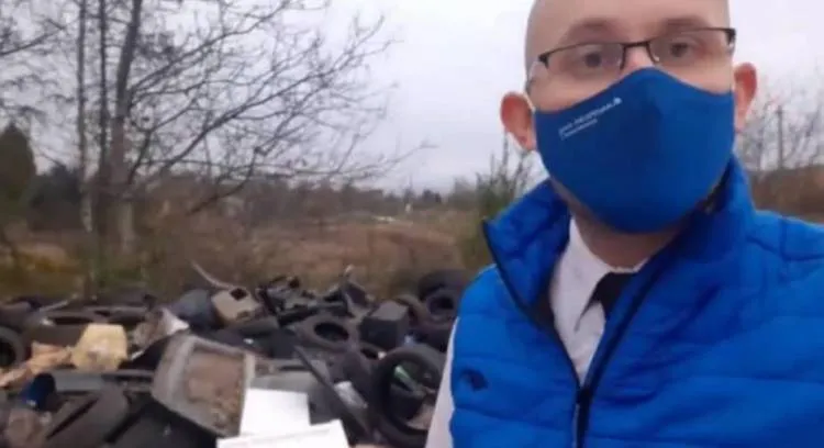 W październiku radny Michał Kądziołka poinformował w mediach społecznościowych o dwóch dzikich wysypiskach śmieci, które pojawiły się w Nowym Sączu.