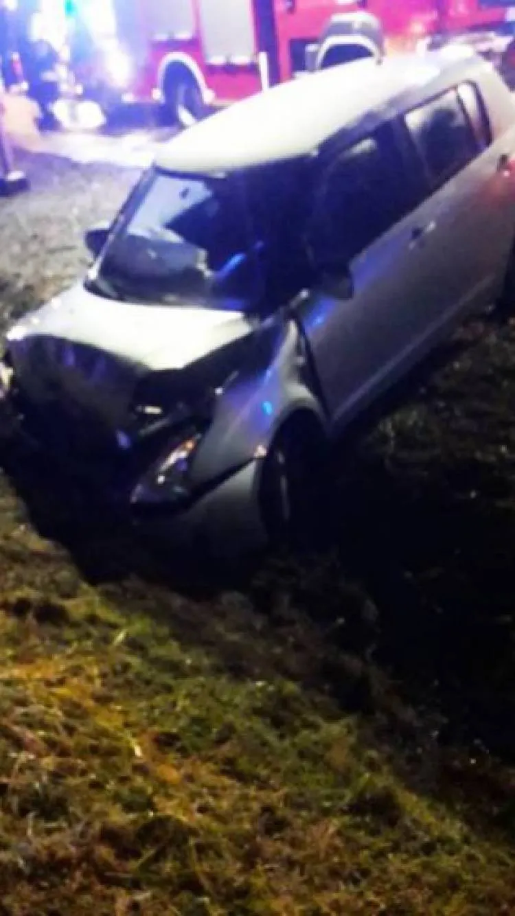 Kolizja dwóch samochodów osobowych w Nawojowej. Dwie osoby trafiły do szpitala