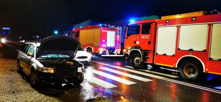 Kolizja dwóch samochodów osobowych w Nawojowej. Dwie osoby trafiły do szpitala