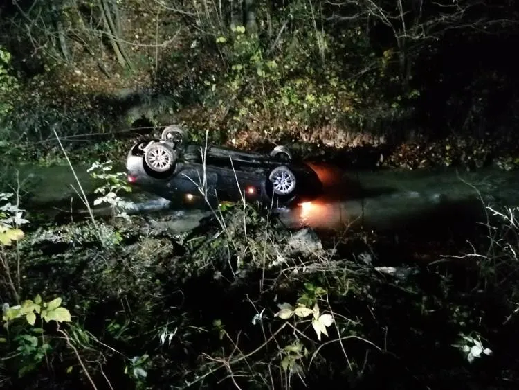 Łukowica: Samochód osobowy wypadł z jezdni i wpadł do koryta rzeki