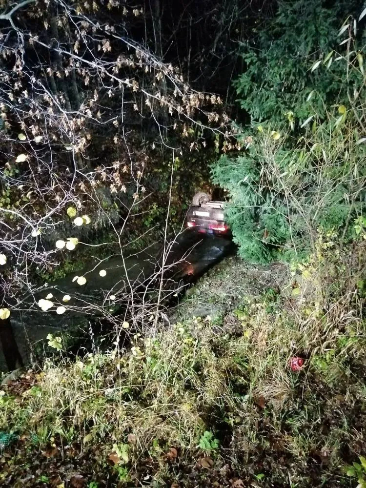 Łukowica: Samochód osobowy wypadł z jezdni i wpadł do koryta rzeki