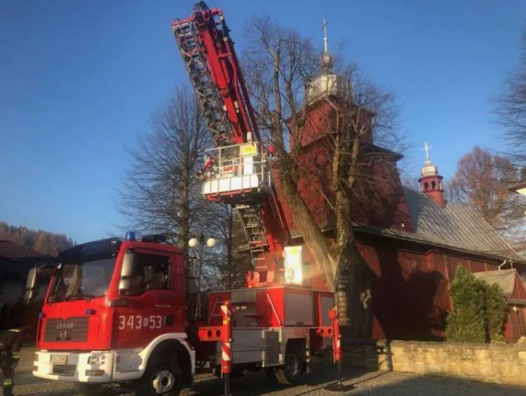 W Tyliczu konar drzewa oparł się o kościół. Interweniowali strażacy