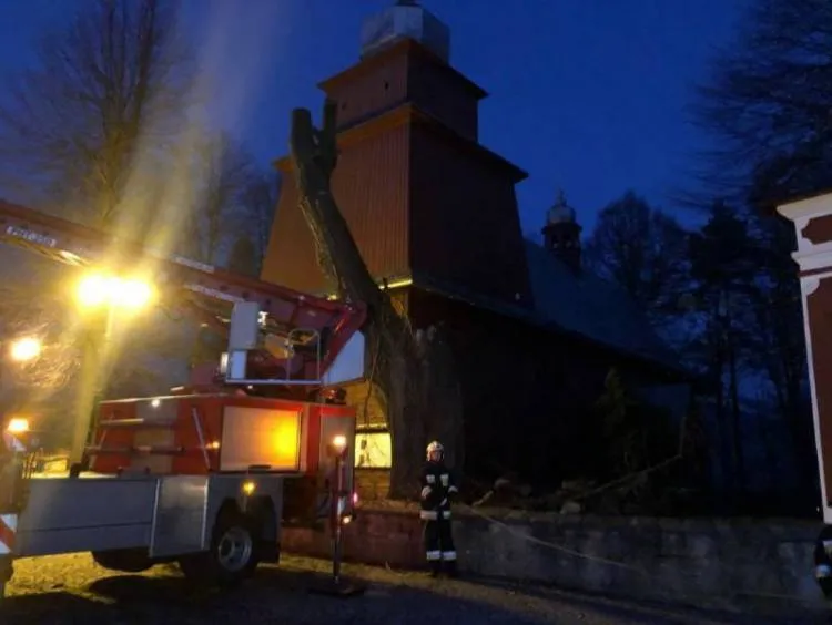 W Tyliczu konar drzewa oparł się o kościół. Interweniowali strażacy