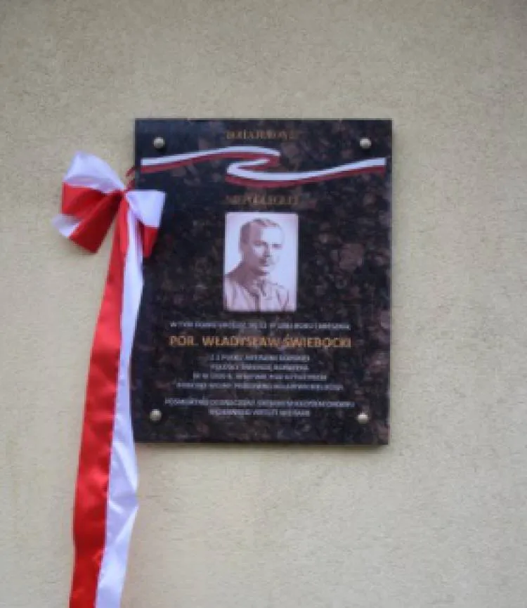 Stary Sącz: Przy ul. Daszyńskiego 7 odsłonięto tablicę upamiętniającą 100. rocznicę bohaterskiej śmierci por. Władysława Świebockiego