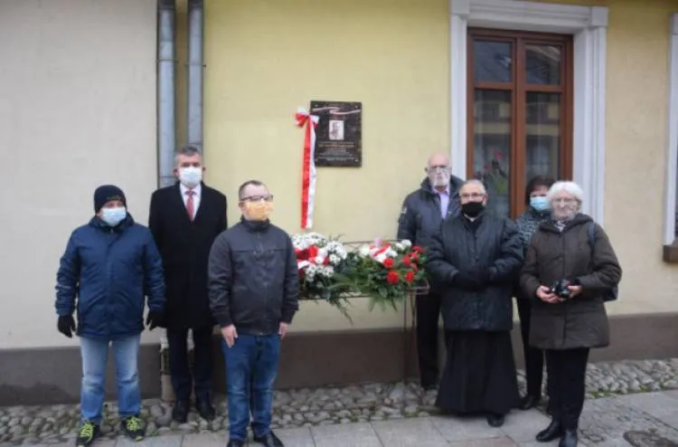 Stary Sącz: Przy ul. Daszyńskiego 7 odsłonięto tablicę upamiętniającą 100. rocznicę bohaterskiej śmierci por. Władysława Świebockiego