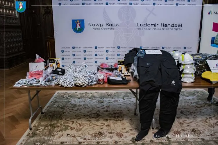 Prezydent przekazał nowy sprzęt dla OSP GRS Nowy Sącz